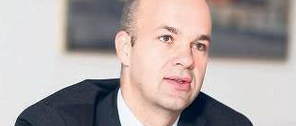  überzeugten Europäer sieht sich Marcel Fratzscher, der im Februar kommenden Jahres die Leitung des Deutschen Instituts für Wirtschaftforschung (DIW) übernimmt. Der 41-Jährige leitet derzeit die Abteilung für internationale wirtschaftspolitische Analysen bei der Europäischen Zentralbank. Und weil die EZB eine wichtige Rolle in der Schuldenkrise spielt, will er sich zu dem Thema zum jetzigen Zeitpunkt nur vage äußern. 