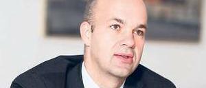 überzeugten Europäer sieht sich Marcel Fratzscher, der im Februar kommenden Jahres die Leitung des Deutschen Instituts für Wirtschaftforschung (DIW) übernimmt. Der 41-Jährige leitet derzeit die Abteilung für internationale wirtschaftspolitische Analysen bei der Europäischen Zentralbank. Und weil die EZB eine wichtige Rolle in der Schuldenkrise spielt, will er sich zu dem Thema zum jetzigen Zeitpunkt nur vage äußern.