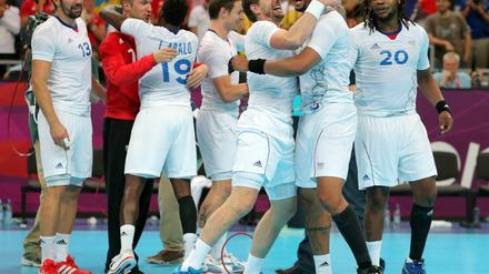Lasst alles raus! Frankreichs Handballspieler bejubeln ihre zweite olympische Goldmedaille.