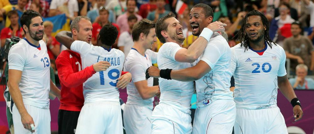 Lasst alles raus! Frankreichs Handballspieler bejubeln ihre zweite olympische Goldmedaille.