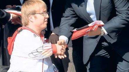 Berlin-Fahne als Glücksbringer. Senator Henkel mit Schütze Leopold Rupp. 