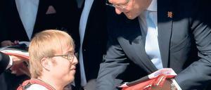 Berlin-Fahne als Glücksbringer. Senator Henkel mit Schütze Leopold Rupp. 