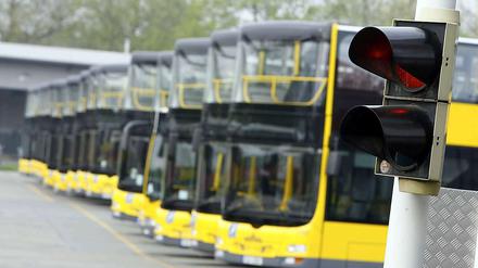 Basel statt Berlin - so mancher Busfahrer in der Hauptstadt könnte das Angebot aus der Schweiz verlockend finden.
