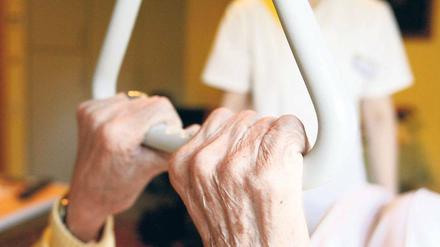 Halt geben. Die Palliativmedizin will das Leiden eindämmen und Beschwerden erträglicher machen. Sie kann damit auch dem Wunsch nach Sterbehilfe entgegenwirken. Foto: dpa