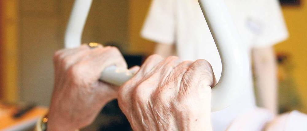 Halt geben. Die Palliativmedizin will das Leiden eindämmen und Beschwerden erträglicher machen. Sie kann damit auch dem Wunsch nach Sterbehilfe entgegenwirken. Foto: dpa