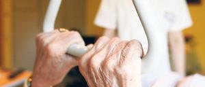 Halt geben. Die Palliativmedizin will das Leiden eindämmen und Beschwerden erträglicher machen. Sie kann damit auch dem Wunsch nach Sterbehilfe entgegenwirken. Foto: dpa