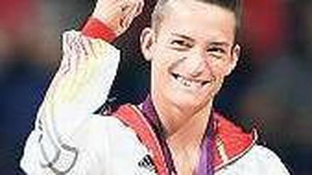 Zerronnen und gewonnen. Britta Steffen (o.) ging mit den Schwimmern baden, während sich Turner Marcel Nguyen zur neuen Hoffnung aufschwang. Fotos: dpa (2)