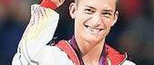 Zerronnen und gewonnen. Britta Steffen (o.) ging mit den Schwimmern baden, während sich Turner Marcel Nguyen zur neuen Hoffnung aufschwang. Fotos: dpa (2)