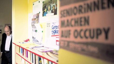 Prominente Unterstützung. Nach vielen anderen Politikern der Linkspartei besuchte jetzt auch Gregor Gysi die Besetzer im Pankower Seniorentreff. Foto: Clemens Bilan/dapd