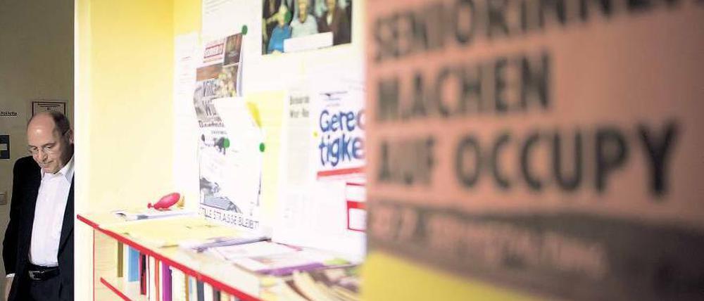 Prominente Unterstützung. Nach vielen anderen Politikern der Linkspartei besuchte jetzt auch Gregor Gysi die Besetzer im Pankower Seniorentreff. Foto: Clemens Bilan/dapd