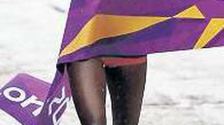 Nach 2:23:07 Stunden. Die Äthiopierin Tiki Gelana, Erste des Marathons der Frauen, bei ihrer Zielankunft.Foto: dpa