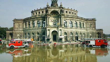 Die Semperoper in Dresden am 17. August 2002. 