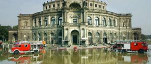 Die Semperoper in Dresden am 17. August 2002. 