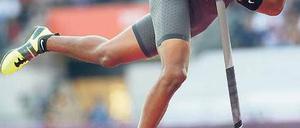 Hängt gut am Stock. Raphael Holzdeppe sprang in London persönliche Bestleistung. Foto: dapd