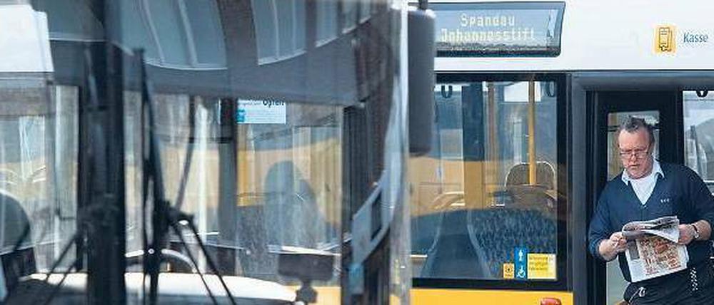 Umsteigen, bitte. Die Baseler Verkehrsbetriebe suchen Busfahrer – auch in Berlin. Dabei findet auch die BVG seit Längerem zu wenig geeignete Bewerber für den Dienst hinterm Lenkrad.