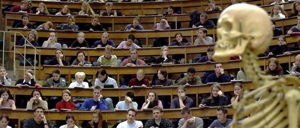 Überfüllter Hörsaal.