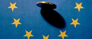 Ein Plebiszit über die Zukunft Europas würde Deutschland nur schaden. Weil sich politisch gewählte Repräsentanten des Volkes lediglich alle vier Jahre zur Wahl stellen müssen, können sie sich vom Aktualitäts- und Stimmungsdruck etwas befreien und objektiver entscheiden – in der Not auch gegen den Volkswillen.