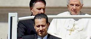 Das Papamobil leckt. Paolo Gabriele, der ehemalige Kammerdiener seiner Heiligkeit, war wohl nicht der einzige, der den Papst bestohlen hat. Nun wird auch ein Informatiker aus dem Vatikan beschuldigt.