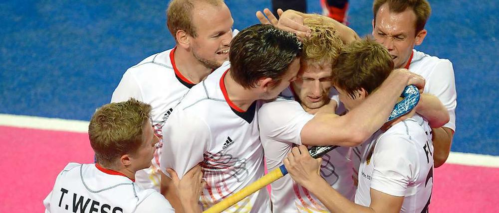 Jan Philipp Rabente (3. v. r.) wird von seine Teamkollegen nach dem 1:0 gefeiert. Kurz vor Schluss sorgte er mit dem 2:1 für die Entscheidung.