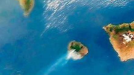 Das Satellitenbild der Nasa zeigt in der Mitte die Rauchfahne der kleinen Insel. Foto: dpa