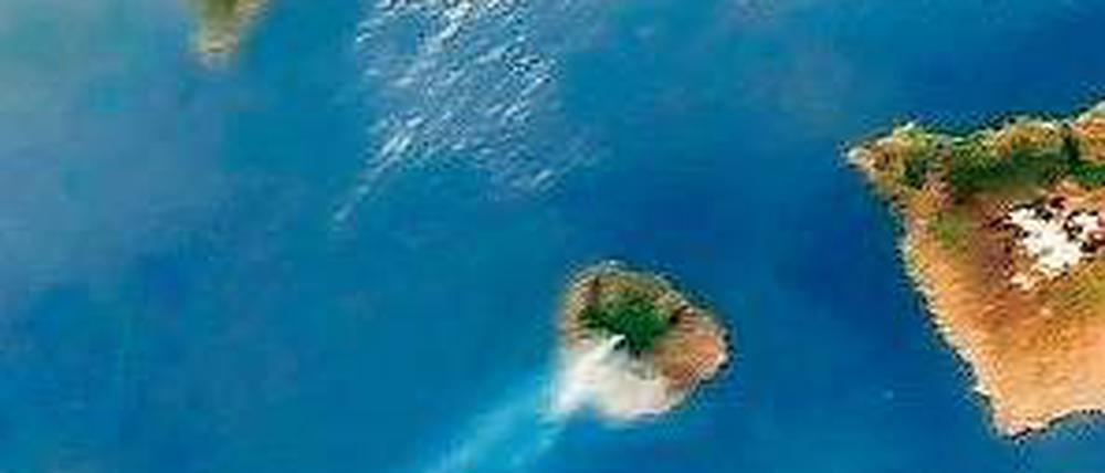 Das Satellitenbild der Nasa zeigt in der Mitte die Rauchfahne der kleinen Insel. Foto: dpa