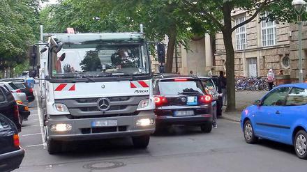 Gedränge und Parken in zweiter Reihe, dazwischen aussteigende Schulkinder. An vielen Grundschulen ist das morgens Alltag.