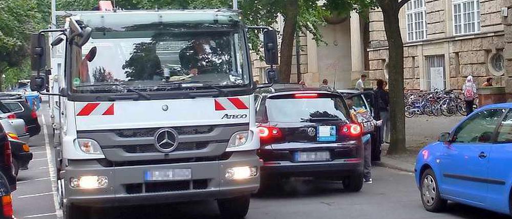 Gedränge und Parken in zweiter Reihe, dazwischen aussteigende Schulkinder. An vielen Grundschulen ist das morgens Alltag.