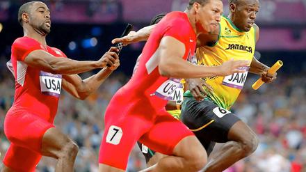 Und ab gehts: Yohan Blake übergibt den Staffelstab an Usain Bolt, der läuft die Goldmedaille in Weltrekordzeit nach Hause.