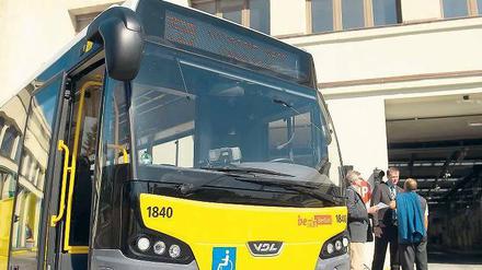Gelber Holländer. Die neuen Leichtbaubusse stammen von der niederländischen Firma VDL. Zwei dieser Fahrzeuge rollen zu Testzwecken durch den Norden Berlins.