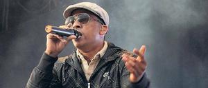 Xavier Naidoo. Internetnutzer hatten einen Titel aus seinem Album „Alles kann besser werden“ in einer Tauschbörse angeboten. Naidoos Rechtevermarkter klagte – mit Erfolg.