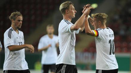 Lewis Holtby (rechts) jubelt nach seinem Tor zum 2:0 mit Sebastian Polter.