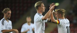 Lewis Holtby (rechts) jubelt nach seinem Tor zum 2:0 mit Sebastian Polter.