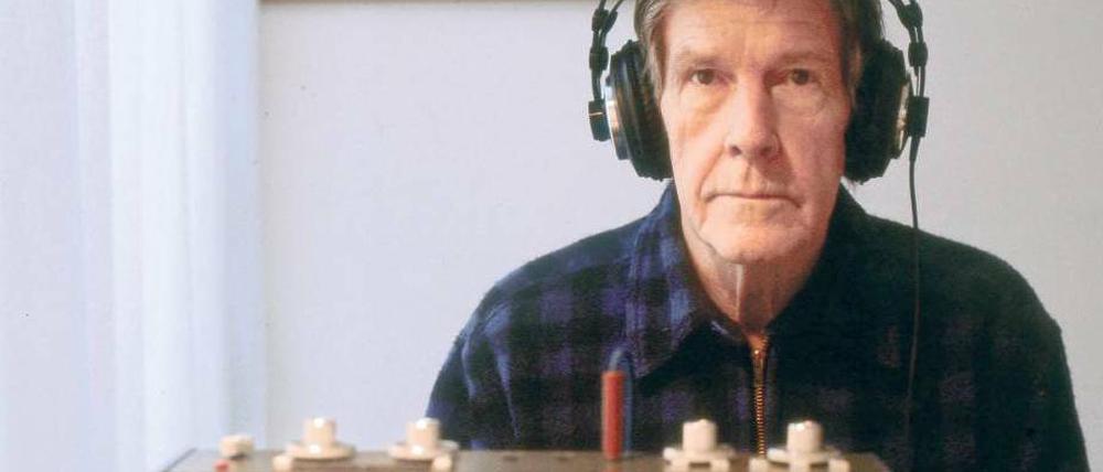 Am laufenden Band. John Cage (5. 9. 1912 bis 12. 8. 1992) hört aufmerksam zu. Foto: akg-images / Marion Kalter