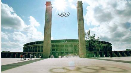 Warten auf die Spiele. Ein wenig Olympia ist ja schon da in Berlin – auch wenn es nur die Ringe und das Stadion sind. 