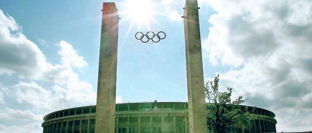 Warten auf die Spiele. Ein wenig Olympia ist ja schon da in Berlin – auch wenn es nur die Ringe und das Stadion sind. 