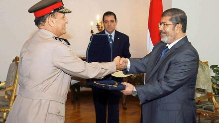 Muhammad Mursi (re.) hat die Verabschiedung von Generälen offenbar mit der Militärführung abgesprochen. 