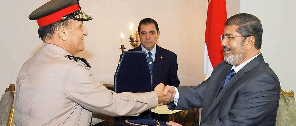 Muhammad Mursi (re.) hat die Verabschiedung von Generälen offenbar mit der Militärführung abgesprochen.