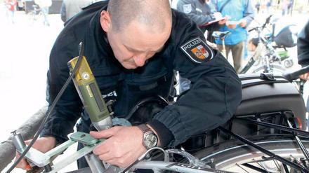 Freund und Helfer: Die Polizei kodiert Räder kostenlos. 