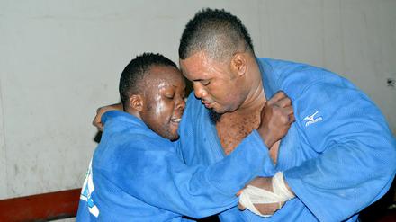 Cedric Mandembo (rechts) ist aus dem Olympia-Dorf verschwunden