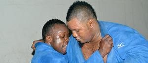 Cedric Mandembo (rechts) ist aus dem Olympia-Dorf verschwunden