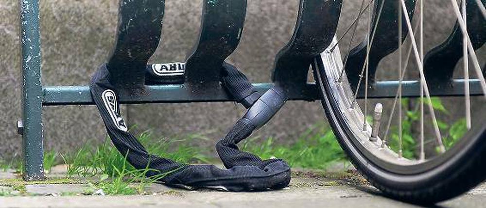 Ich bin dann mal weg: 26 000 Anzeigen wegen Fahrraddiebstahls bekam die Berliner Polizei im vergangenen Jahr – 30 Prozent mehr als im Jahr davor. Die Dunkelziffer dürfte aber noch deutlich höher liegen.