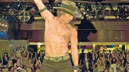 Strip-Club-Besitzer Dallas (Matthew McConaughey) mit Spezialhose (die Damen sehen mehr als Sie). 