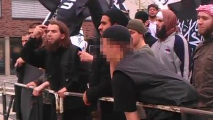 Florian L. (unkenntlich gemacht) beteiligte sich am 1. Mai in Solingen an den Ausschreitungen der Salafisten.