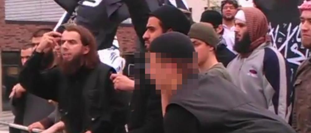 Florian L. (unkenntlich gemacht) beteiligte sich am 1. Mai in Solingen an den Ausschreitungen der Salafisten.