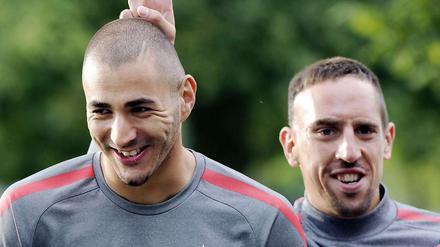 Kein Scherz. Franck Ribery (r.) und Karim Benzema müssen nun doch vor Gericht.