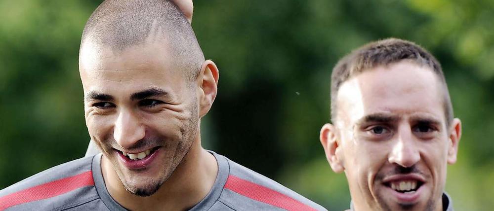 Kein Scherz. Franck Ribery (r.) und Karim Benzema müssen nun doch vor Gericht.