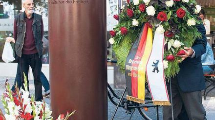 Zur Erinnerung. An der Stele, die für Peter Fechter errichtet wurde, wurden gestern Blumen und Kränze abgelegt.