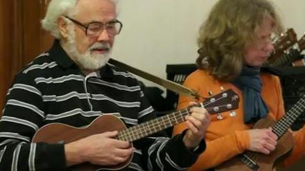 Die Gentle Ukes greifen in die Saiten.