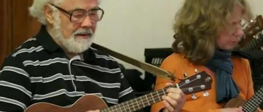 Die Gentle Ukes greifen in die Saiten.