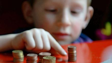 Um ihre Kinder an den Umgang mit Geld zu gewöhnen, richten viele Eltern ihrem Nachwuchs ein eigenes Konto ein.